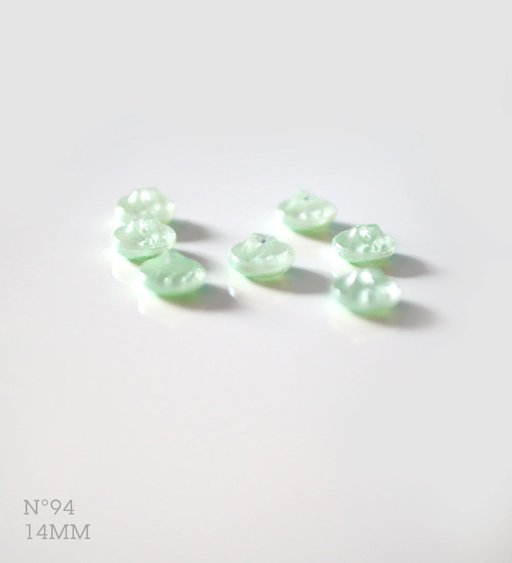 No.94 | Boutons identiques vintages en verre, menthe pastel nacré 14 mm | Lot de 7