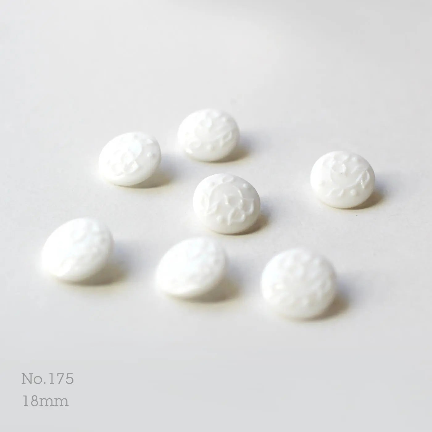 No.175 | Boutons vintages identique en verre blanc 18 mm | Lot de 7