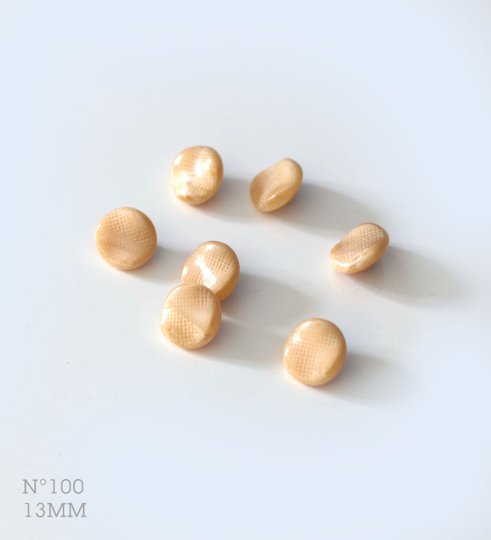 No.100 | Boutons identiques vintages en verre, surface ondulée, ivoire-beige 13 mm | Lot de 7