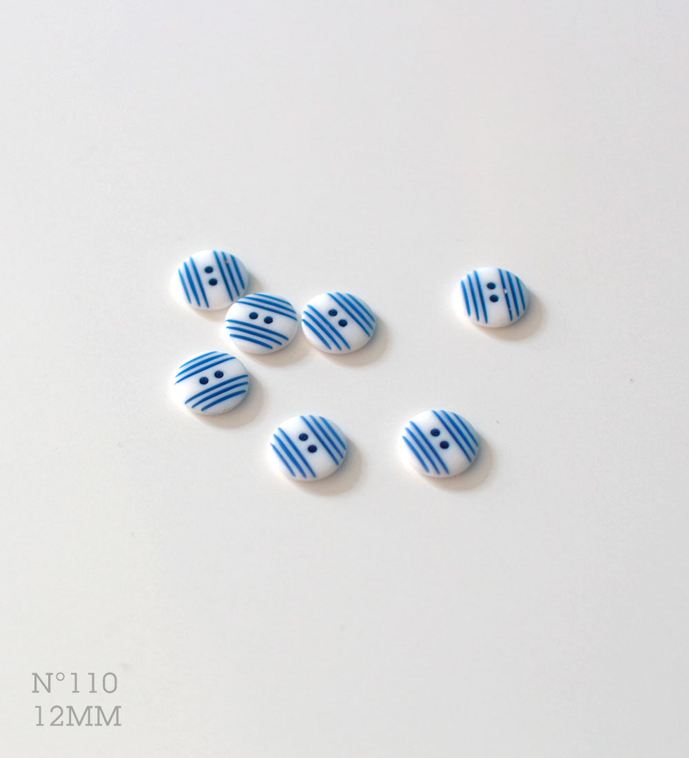 No.110 | Boutons identiques vintages en plastique blanc, avec motif rainuré bleu 12 mm | Lot de 7