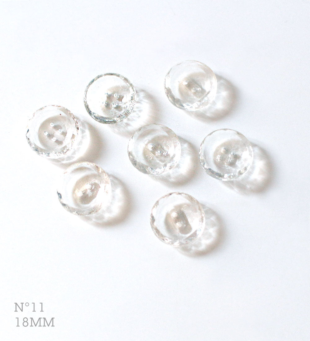 No.11 | Boutons presque identiques vintages en verre transparent à 2 ou 4 trous 18 mm | Lot de 7