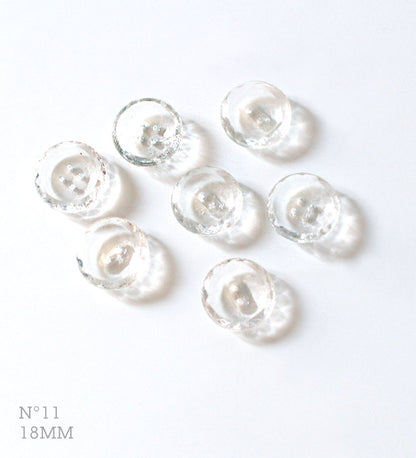 No.11 | Boutons presque identiques vintages en verre transparent à 2 ou 4 trous 18 mm | Lot de 7