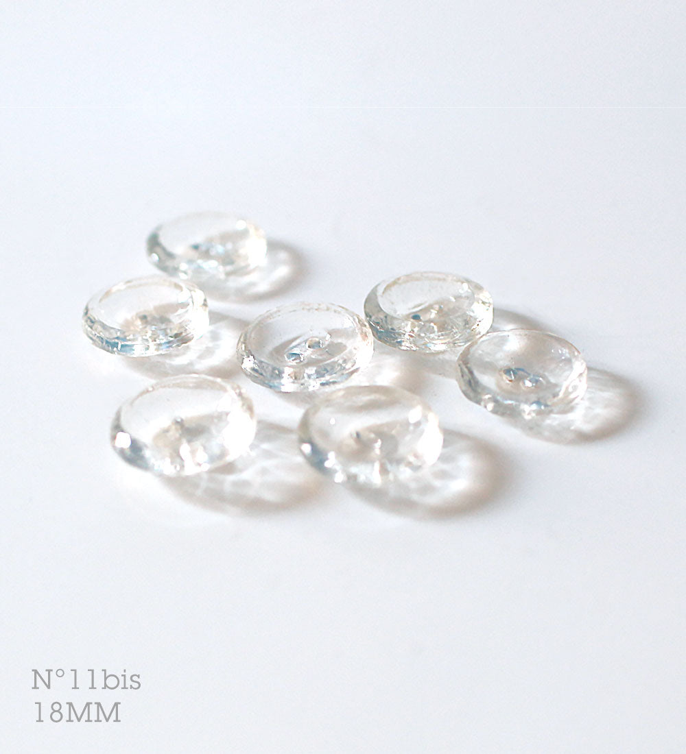 No.11bis | Boutons presque identiques vintages en verre transparent à 2 trous 18 mm | Lot de 7