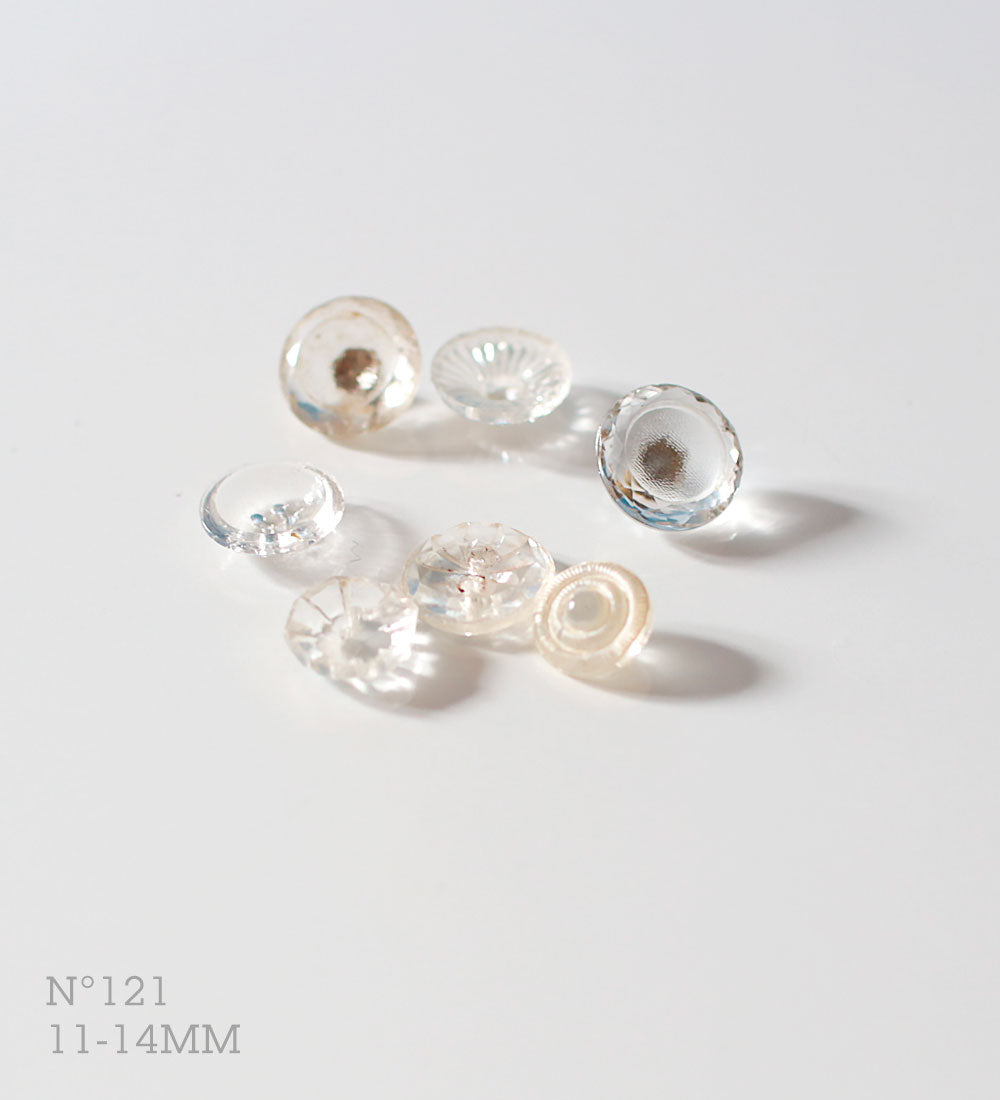 No.121_ 7 boutons vintages variés en verre transparent 11-14 mm