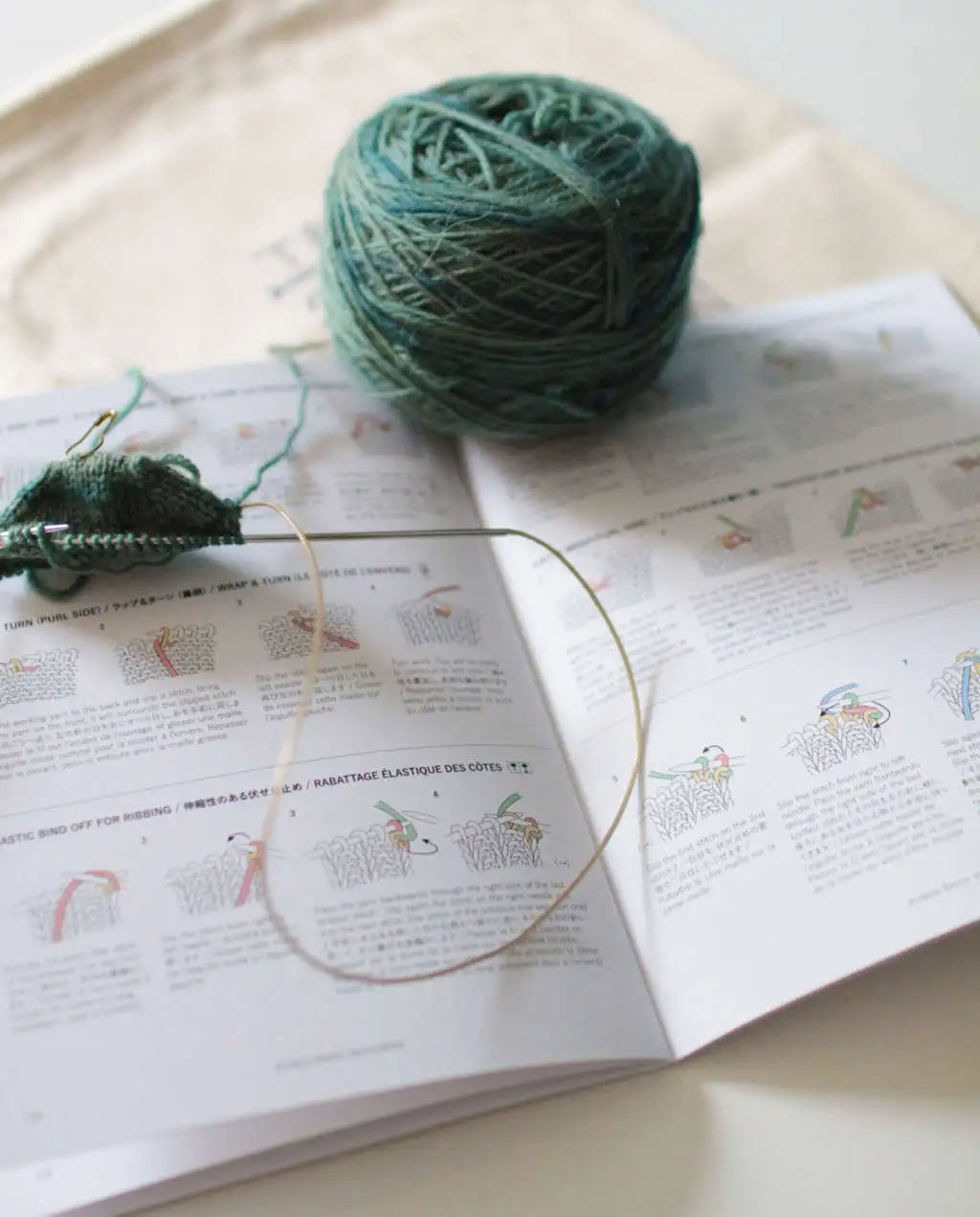 Booklet Kit No.3: 3 kinds of socks for everyday use with wool in vegetable dyeing, PDF pattern + yarn + pouch