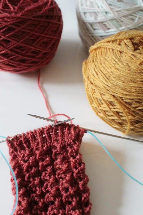 Booklet Kit No.3: 3 kinds of socks for everyday use with wool in vegetable dyeing, PDF pattern + yarn + pouch