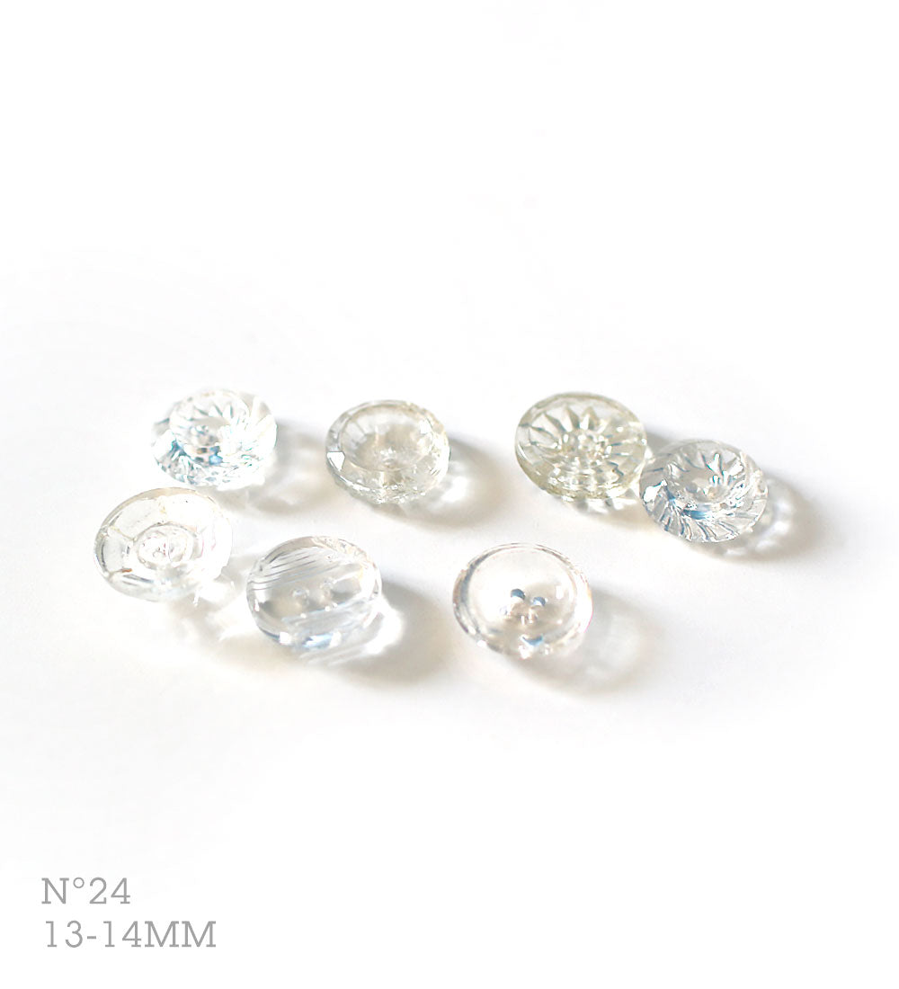 No.24_ 7 boutons vintages variés en verre transparent 13-14 mm