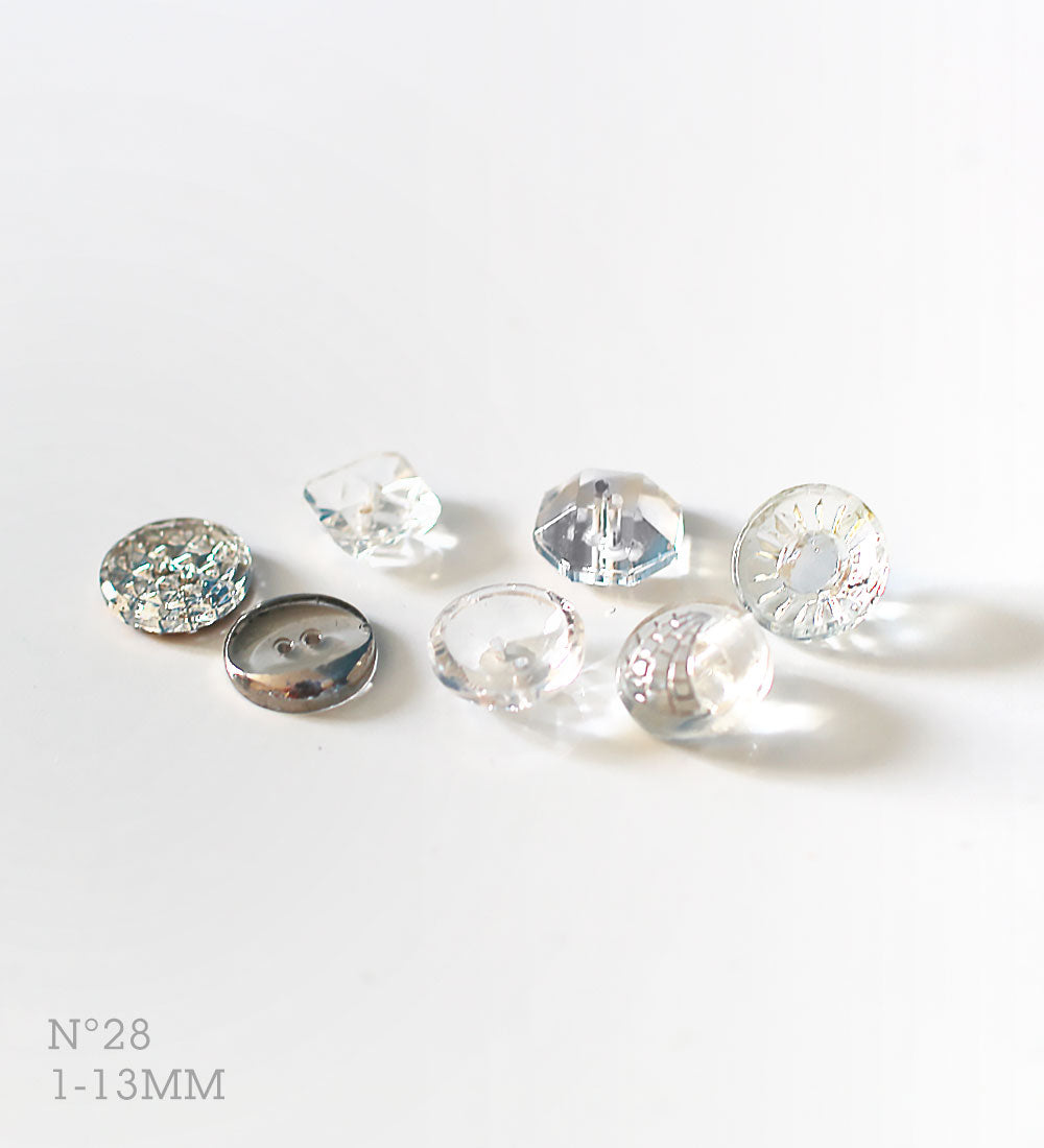 No.28_ 7 boutons vintages variés en verre transparent, dont certains sont argentés, 10-13 mm