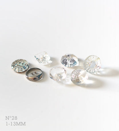 No.28_ 7 boutons vintages variés en verre transparent, dont certains sont argentés, 10-13 mm