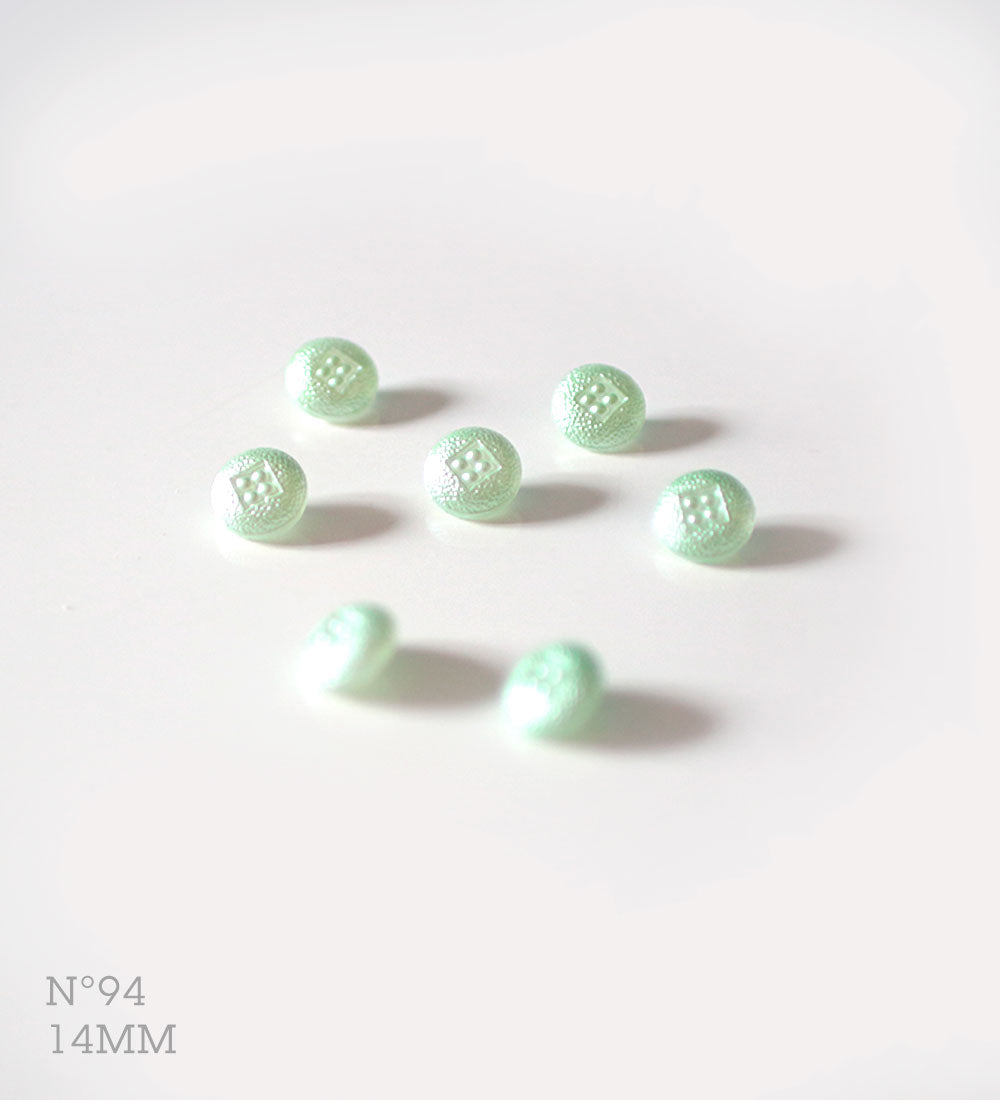No.94 | Boutons identiques vintages en verre, menthe pastel nacré 14 mm | Lot de 7