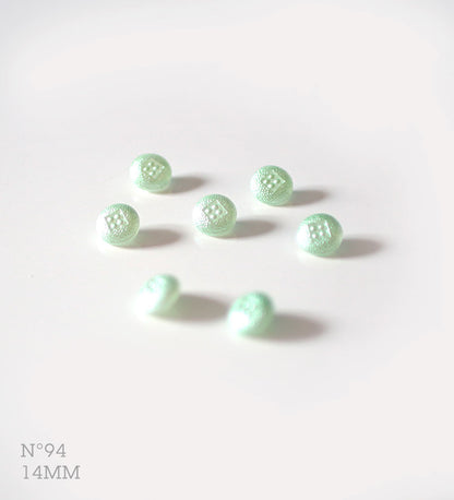 No.94 | Boutons identiques vintages en verre, menthe pastel nacré 14 mm | Lot de 7