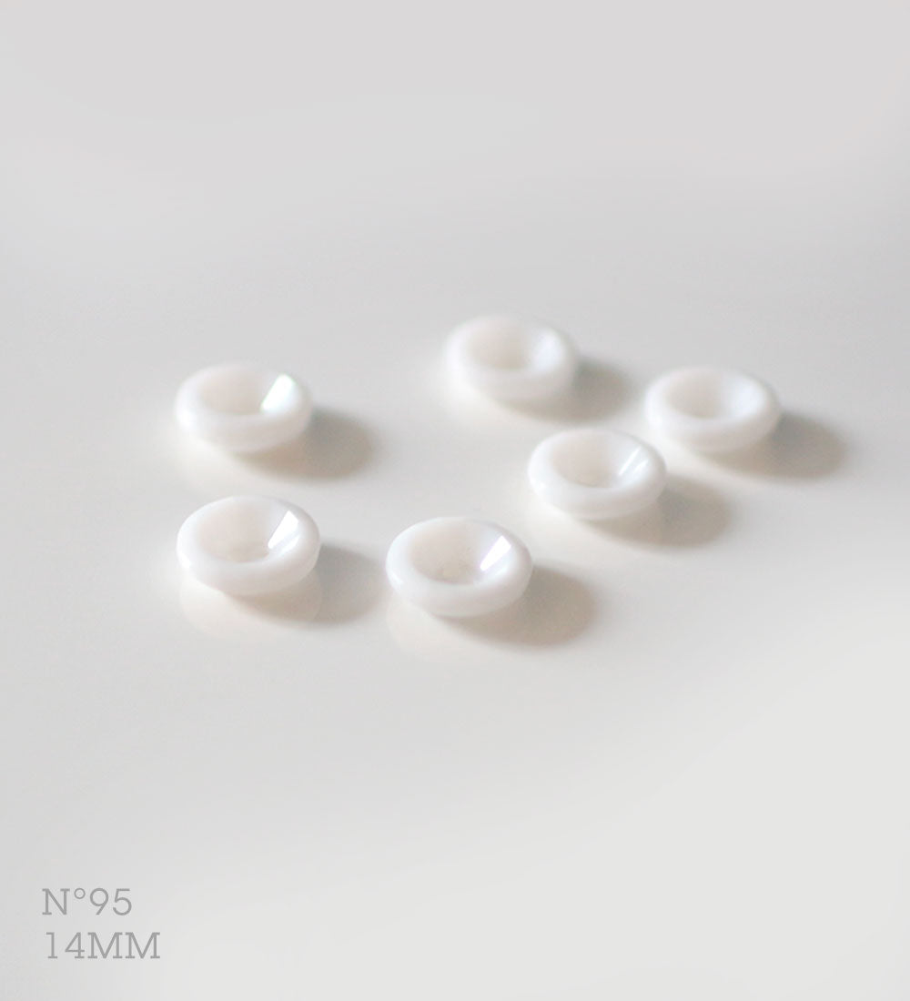No.95 | Boutons identiques vintages en verre, blanc, 14 mm | Lot de 6 ou 7