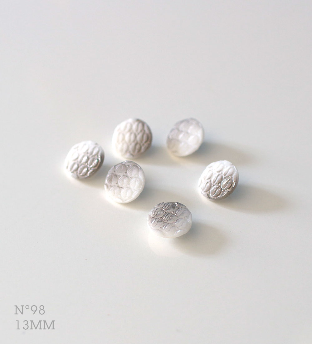 No.98 | Boutons identiques vintages en verre blanc pulvérisé en argent 13 mm | Lot de 6