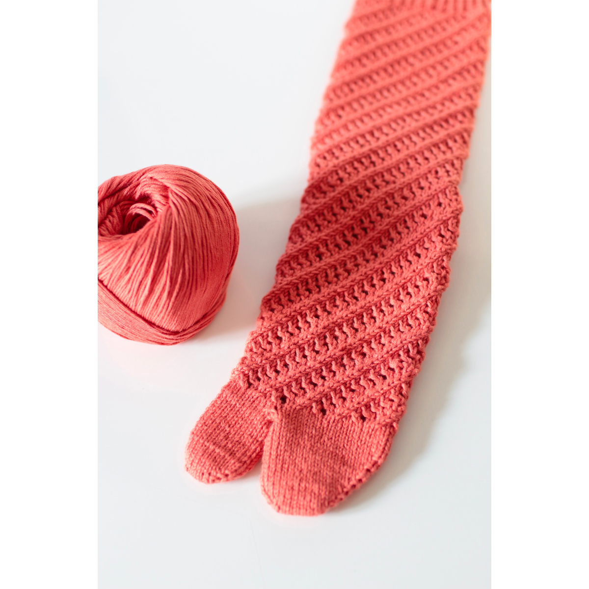 Booklet Kit No.1: Diagonal pattern Tabi style summer socks, printed pattern + yarn + pouch