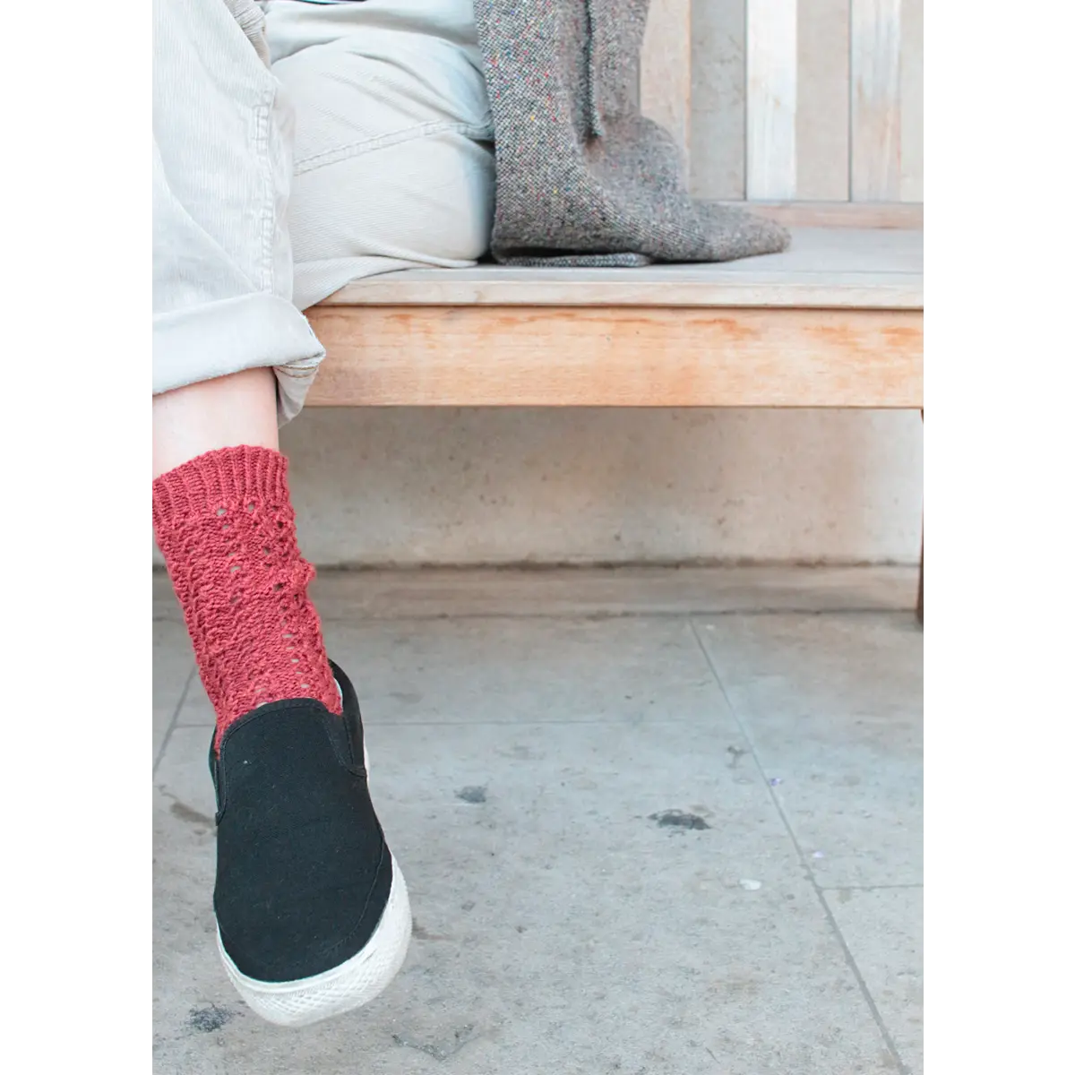 Booklet Kit No.3: 3 kinds of socks for everyday use with wool in vegetable dyeing, PDF pattern + yarn + pouch