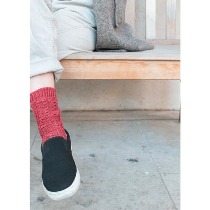 Booklet Kit No.3: 3 kinds of socks for everyday use with wool in vegetable dyeing, PDF pattern + yarn + pouch