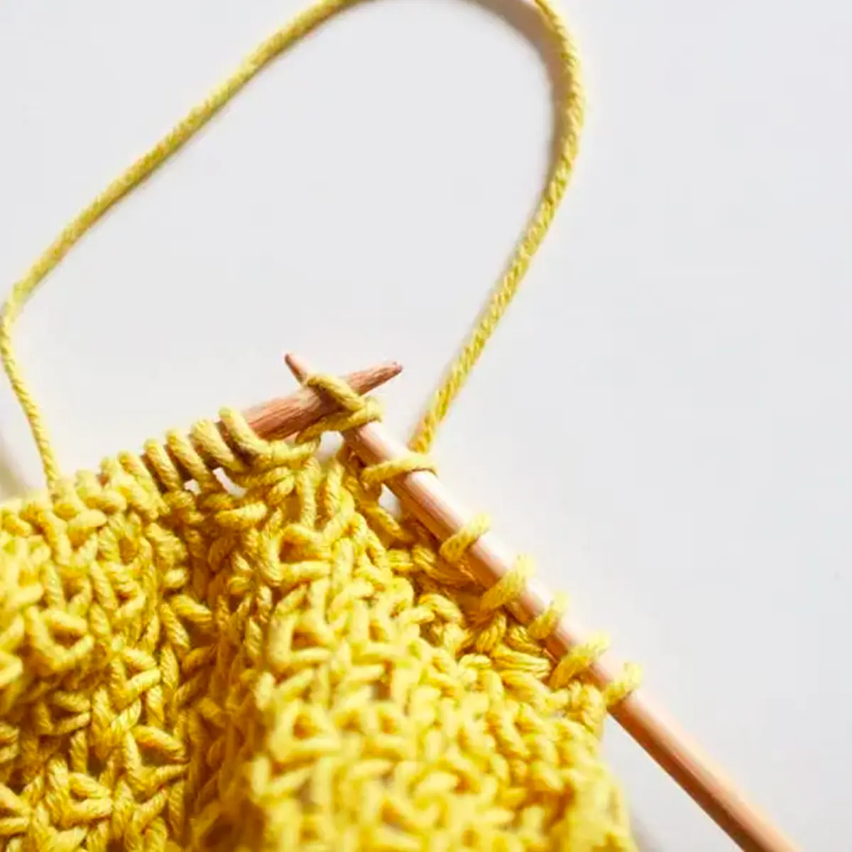 Booklet Kit No.4: Summer vest with a waffle and airy brioche stitch pattern, printed pattern + yarn + pouch