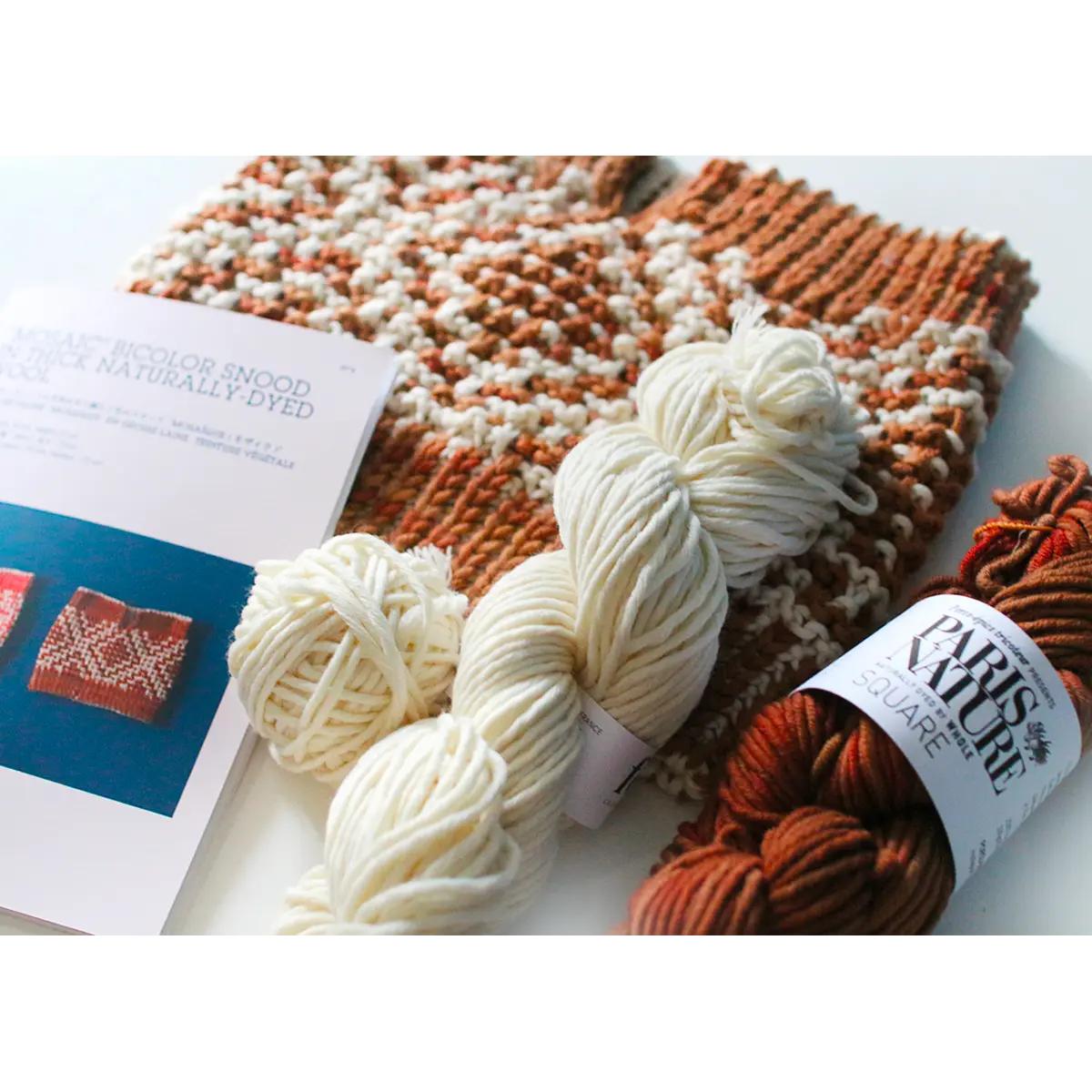 Booklet Kit No.6: Bi-color snood “Mosaic” in thick naturally hand-dyed wool, printed pattern + yarn