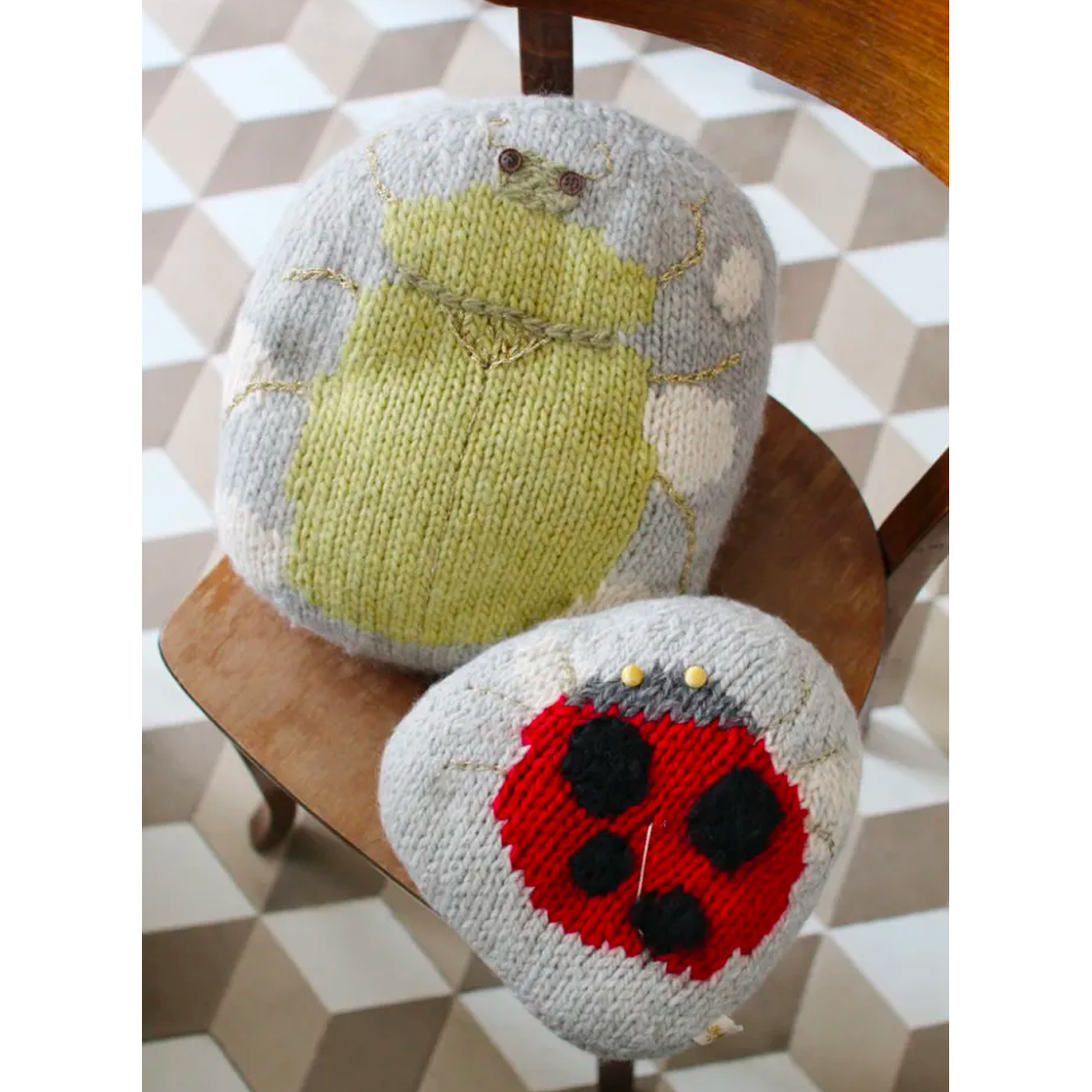 Coussin série "Pierre-insecte" 