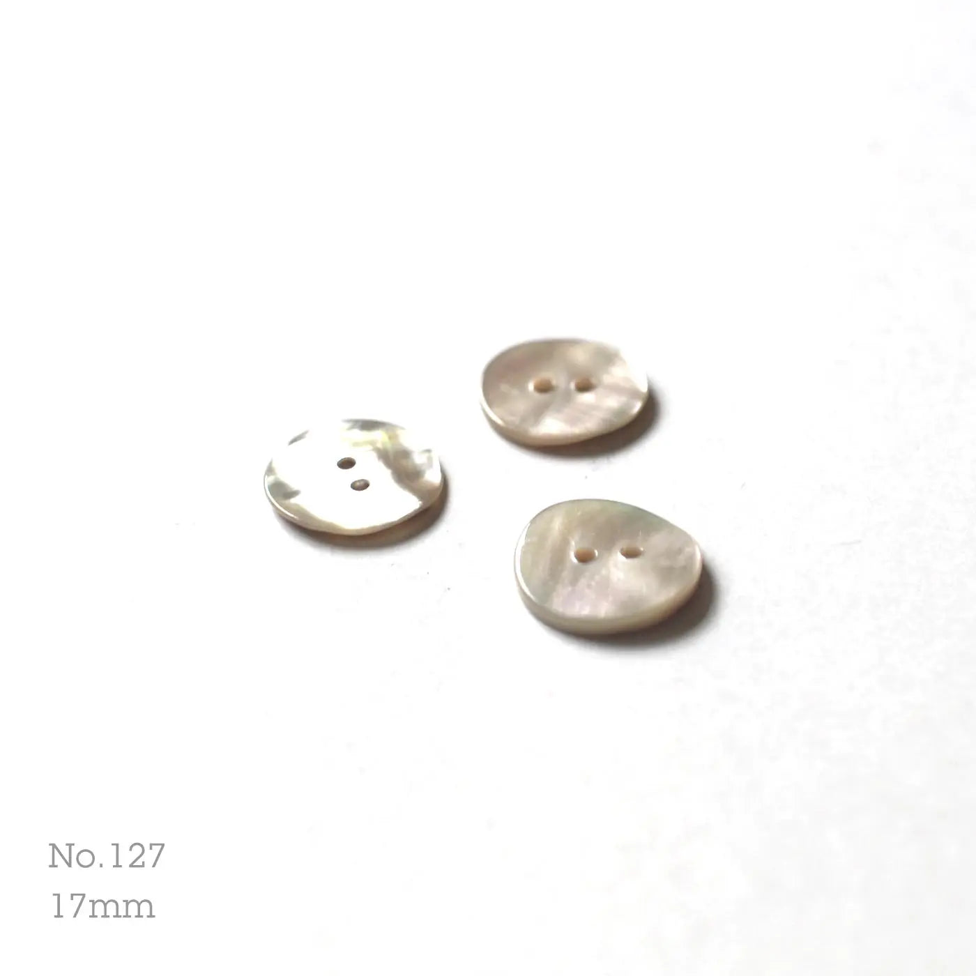 No.127 | Vintage mother-of-pearl buttons, 17 mm | Set of 3