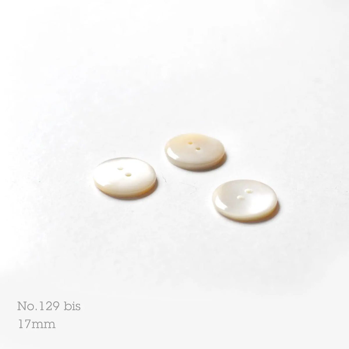 No.129bis | Vintage mother-of-pearl buttons, 17 mm | Set of 3