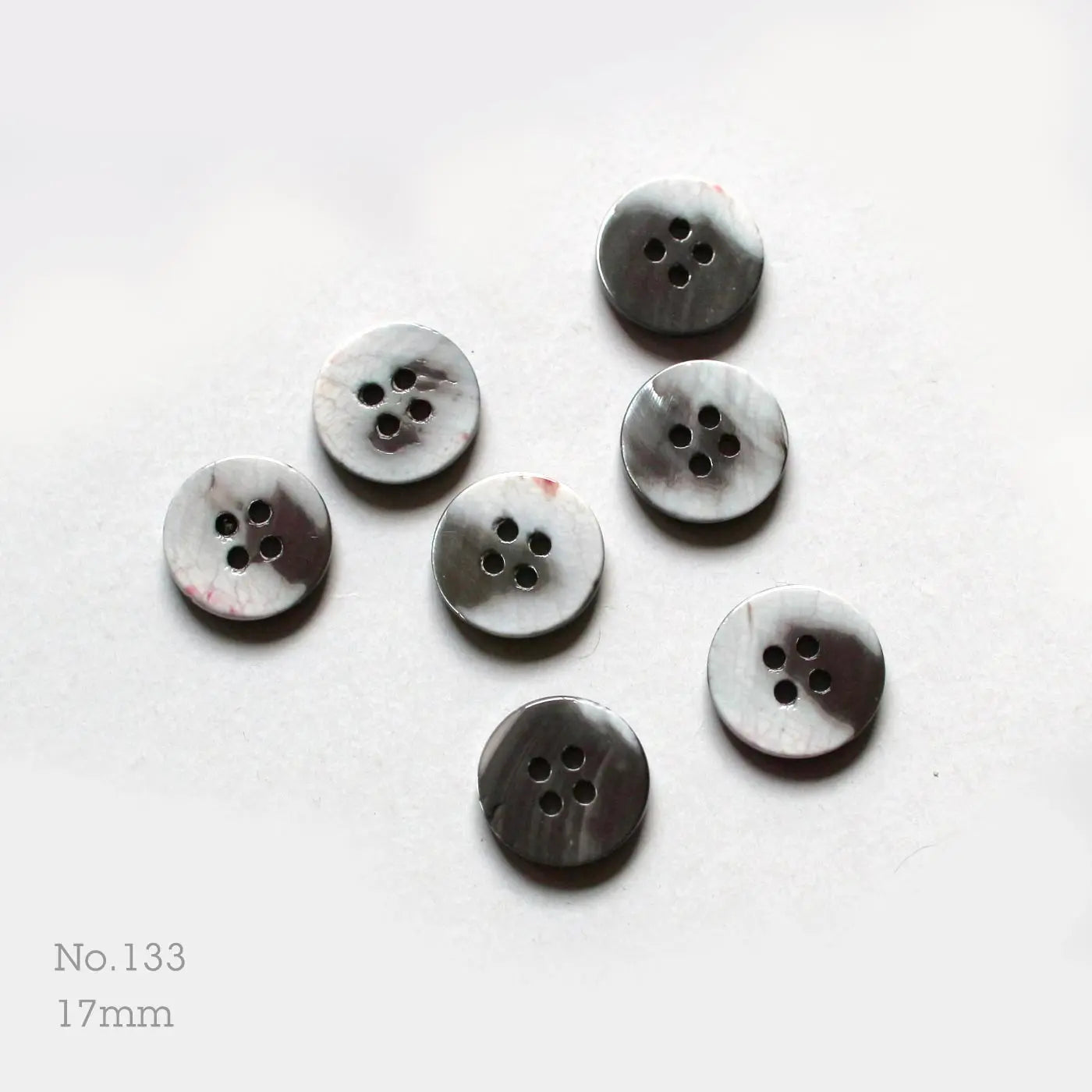 No.133 | Vintage mother-of-pearl buttons, 17 mm | Set of 7