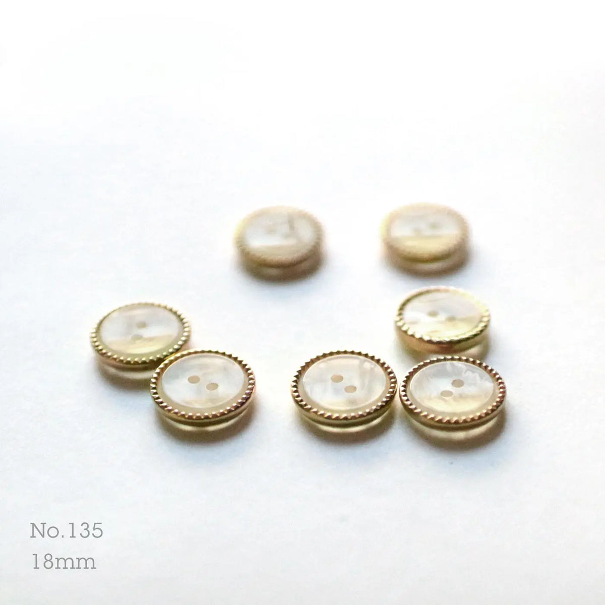 No.135 | Boutons vintages en plastique et metal, 18 mm | Lot de 7