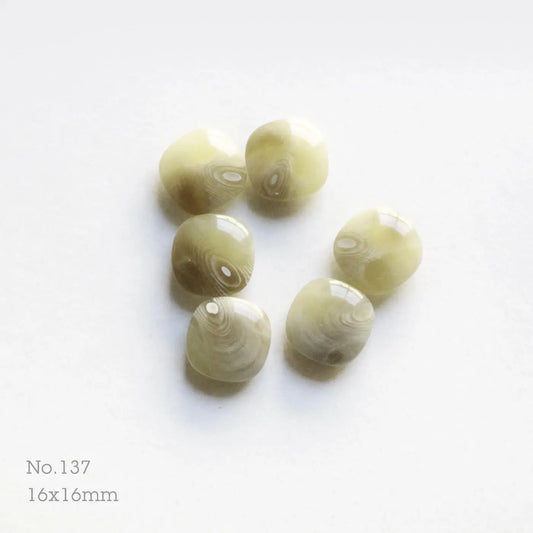 No.137_ プラスチックボタン 16x16mm | 4個、6個または7個セット