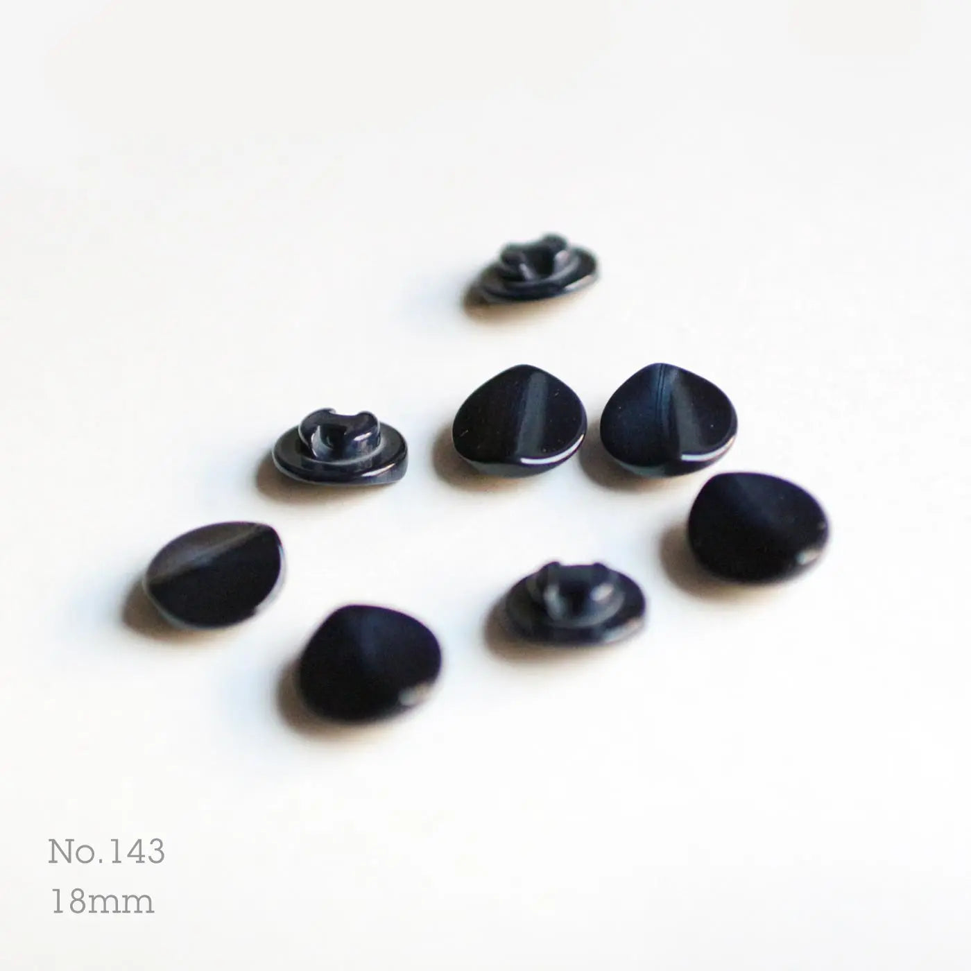 No.143 | プラスチックボタン 18mm | 4個または7個セット