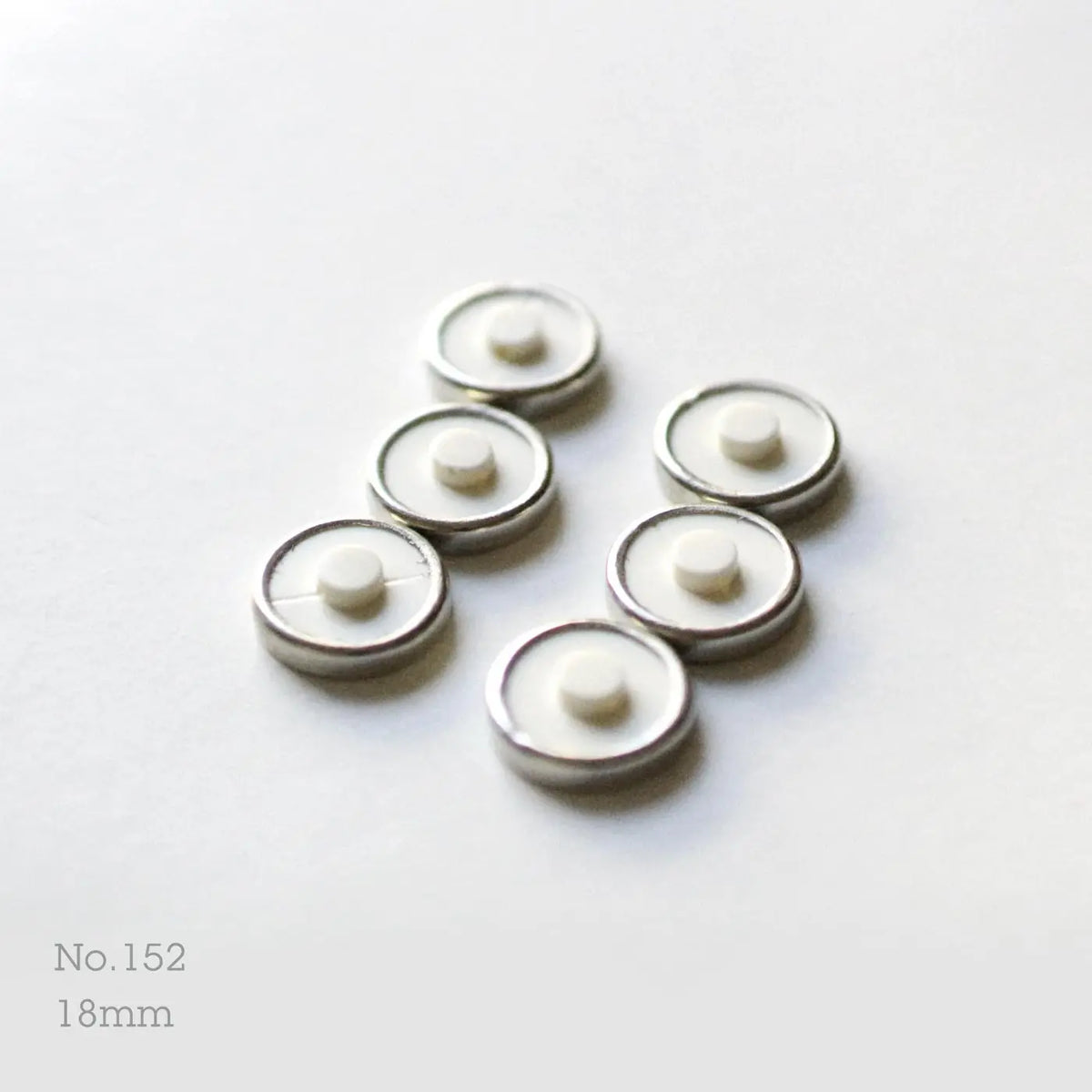 No.152 | Boutons vintages en plastique et métal, 18 mm | Lot de 6