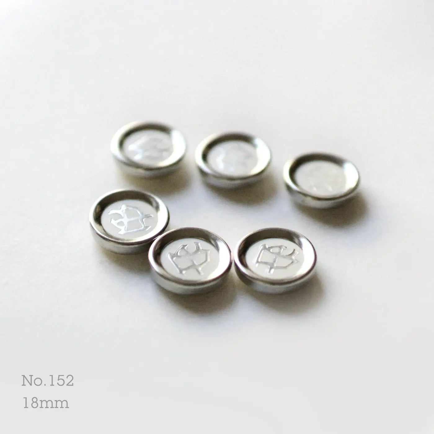 No.152 | Boutons vintages en plastique et métal, 18 mm | Lot de 6