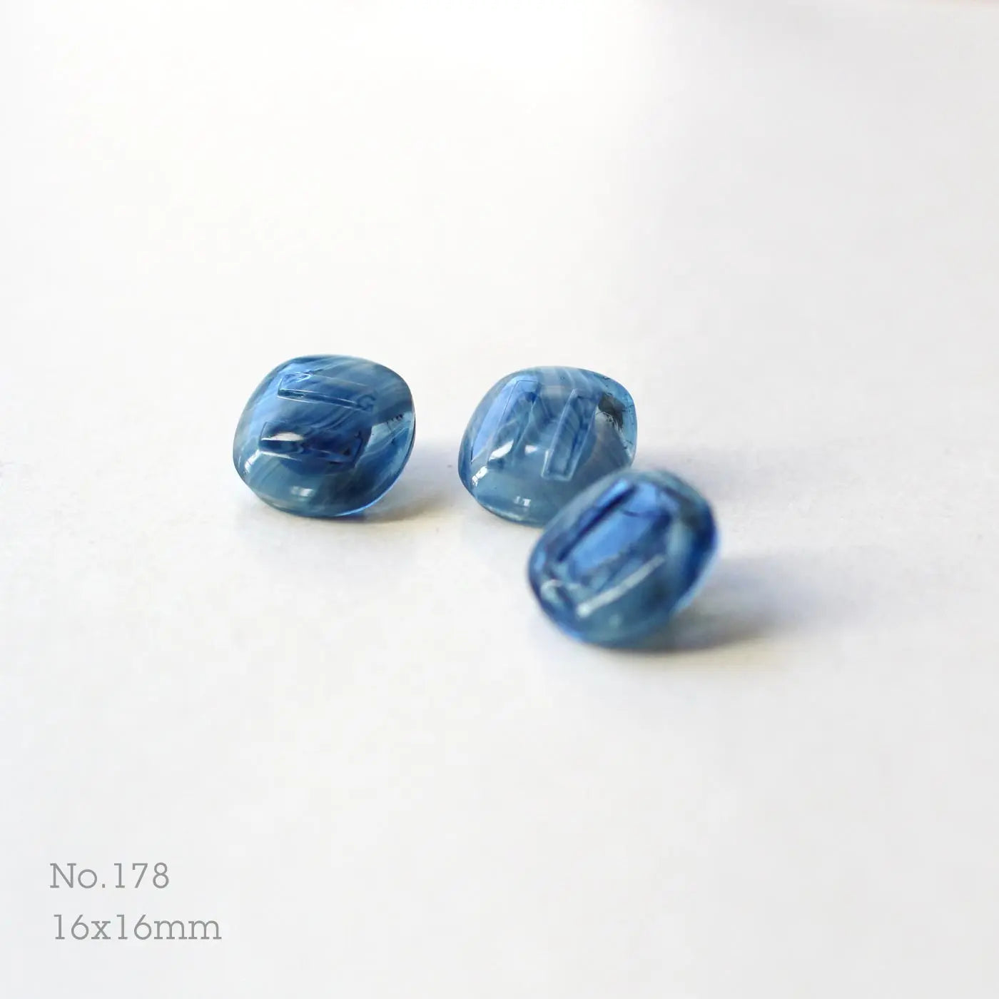No.178 | ヴィンテージ透明ブルーガラス同型ボタン 16x16mm | 3個セット